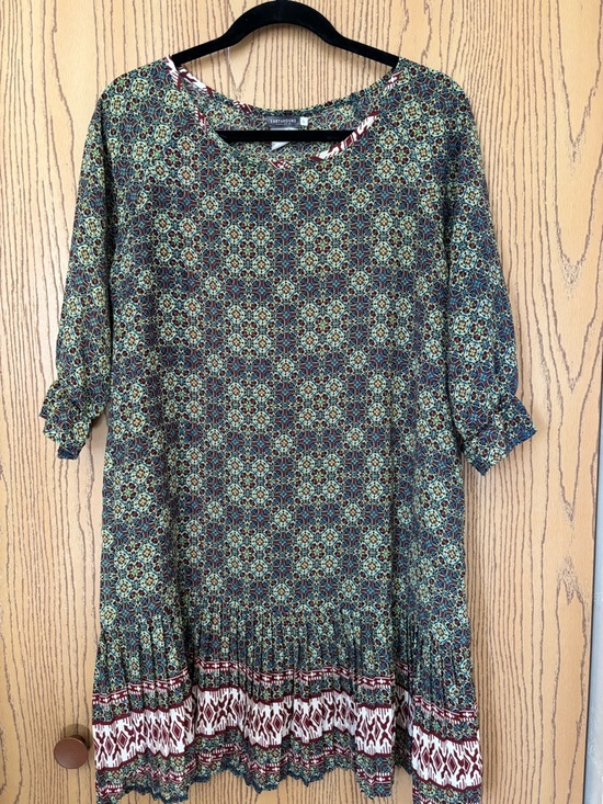 Earthbound Trading Co Dresses & Skirts - Earthbound Trading Co. abstract print pleated pullover casual dress.